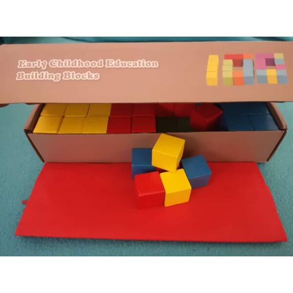 set de constructie 100 cuburi din lemn in culorile curcubeului 2